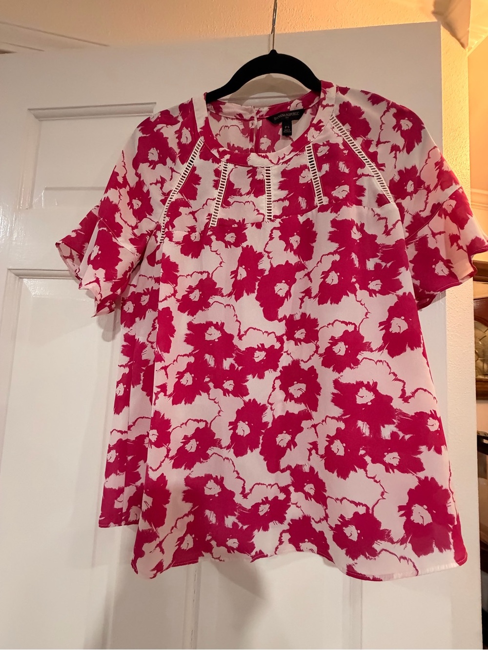 Flutter sleeve pink blouse.
